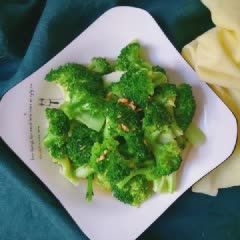 Cách làm bông cải xanh xào tỏi ăn kiêng