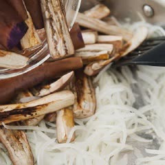 Cách Làm Cà Tím Xào Hành Tây Đơn Giản Thơm Ngon
