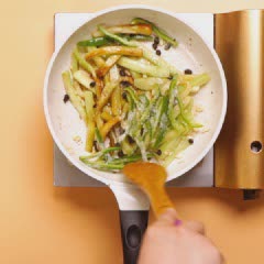 Cách làm Cà Tím Xào Ớt Chuông thơm ngon cho bữa cơm nhà 