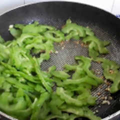 Cách làm khổ qua xào trứng không đắng