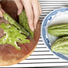 Cách làm khổ qua xào trứng không đắng