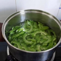 Cách làm khổ qua xào trứng không đắng