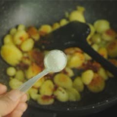 Cách làm khoai tây rang cay