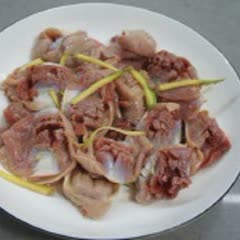 Cách làm Lòng Gà Xào Ngò Rí lạ miệng mà ngon ngất ngây 
