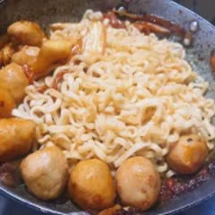 Cách Làm Mì Cay Xào Kim Chi Bò Viên Chuẩn Ngon