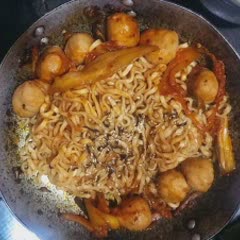 Cách Làm Mì Cay Xào Kim Chi Bò Viên Chuẩn Ngon
