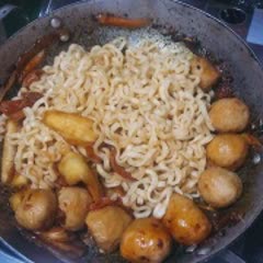 Cách Làm Mì Cay Xào Kim Chi Bò Viên Chuẩn Ngon
