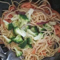 Cách làm Mì Spaghetti Xào Bông Cải vô cùng dễ mà cực ngon