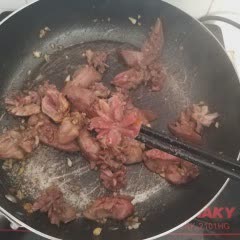 Cách Làm Mướp Xào Lòng Gà Thanh Mát Mời Cả Nhà