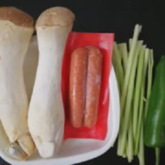 Cách làm nấm đùi gà xào xúc xích