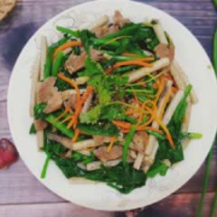 Cách làm Ngó Sen Xào Thịt Heo cải bó xôi dinh dưỡng