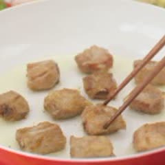Cách Làm Sườn Xào Rau Củ Sốt Me Cho Bé Yêu