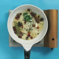 Cách làm thịt gà xào cay thơm hấp dẫn