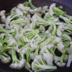 Cách làm tôm xào bông cải trắng
