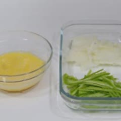 Cách làm Trứng Chiên Xào Hành Tây Ớt Sừng cho bữa cơm