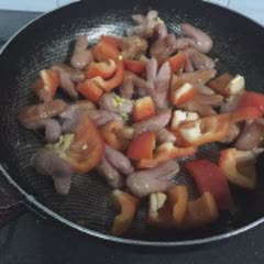 Cách làm Xúc xích cocktail xào ớt chuông cay ngọt