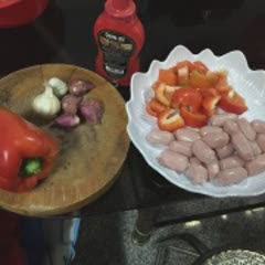 Cách làm Xúc xích cocktail xào ớt chuông cay ngọt