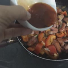 Cách làm Xúc xích cocktail xào ớt chuông cay ngọt