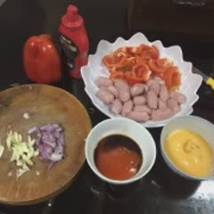 Cách làm Xúc xích cocktail xào ớt chuông cay ngọt