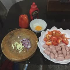 Cách làm Xúc xích cocktail xào ớt chuông cay ngọt