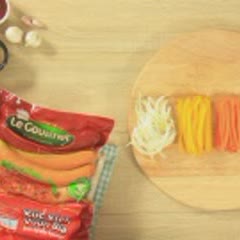 Cách làm Xúc Xích Xào Chua Ngọt thơm ngon, hấp dẫn tại nhà 