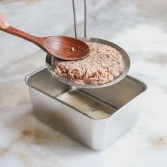 Cách làm cá ngừ hộp trộn hành tây
