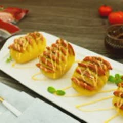 Cách Làm Khoai Tây Kẹp Xúc Xích Nướng Sốt Phô Mai Ngon Và Lạ Miệng