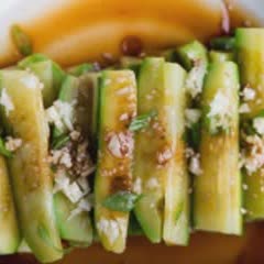 Cách làm salad bí ngòi sốt nước tương