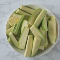 Cách làm salad bí ngòi sốt nước tương