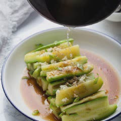 Cách làm salad bí ngòi sốt nước tương