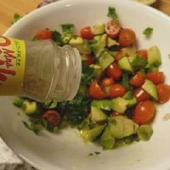 Cách làm Salad Bơ Cà Chua đơn giản cho ngày bận rộn