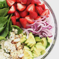 Cách làm Salad bơ dâu rau bina