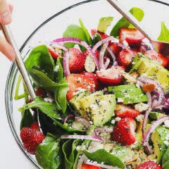 Cách làm Salad bơ dâu rau bina