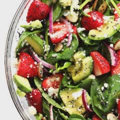 Cách làm Salad bơ dâu rau bina
