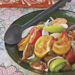 Cách Làm Salad Cà Chua Hành Tây Thơm Ngon Đơn Giản