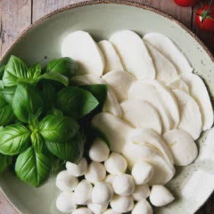 Cách làm salad cà chua phô mai Mozzarella