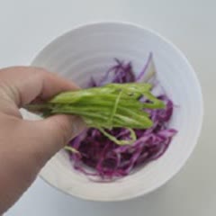 Cách làm Salad Cá Ngừ Hộp ngon miệng hỗ trợ chị em giảm cân