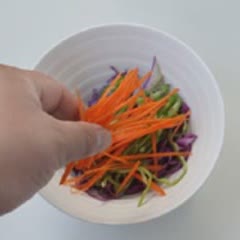 Cách làm Salad Cá Ngừ Hộp ngon miệng hỗ trợ chị em giảm cân