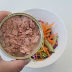 Cách làm Salad Cá Ngừ Hộp ngon miệng hỗ trợ chị em giảm cân
