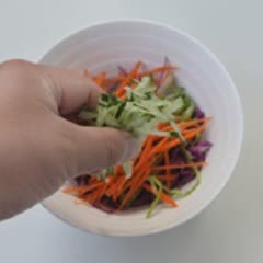 Cách làm Salad Cá Ngừ Hộp ngon miệng hỗ trợ chị em giảm cân