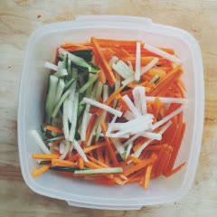 Cách Làm Salad Cà Rốt Dưa Leo Dầu Mè Thơm Ngon