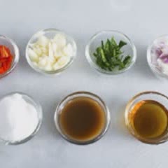 Cách làm salad cam tôm khô chua cay kiểu Thái