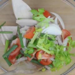 Cách làm salad chả lụa trộn cần tây