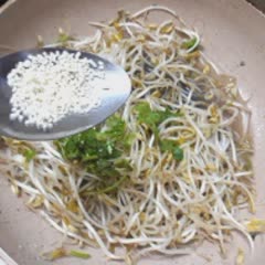 Cách làm Salad chay đậu nấm sốt mè