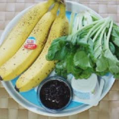 Cách làm salad chuối cải bó xôi