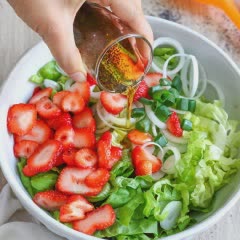 Cách làm Salad dâu tây xà lách