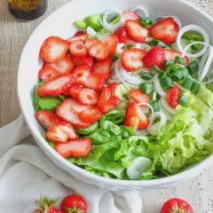 Cách làm Salad dâu tây xà lách
