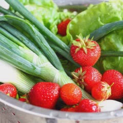 Cách làm Salad dâu tây xà lách