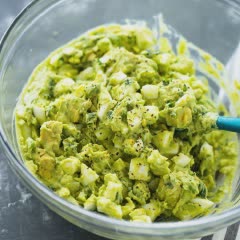 Cách làm salad kem bơ trứng