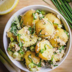 Cách làm salad khoai tây cá hồi
